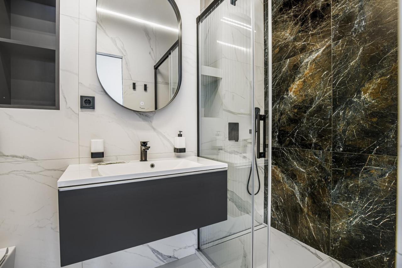 Luxury Waterfront 3-bedrooms Apartment
