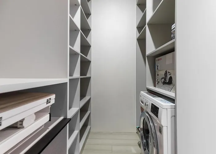 Luxury Waterfront 3-Bedrooms Apartment