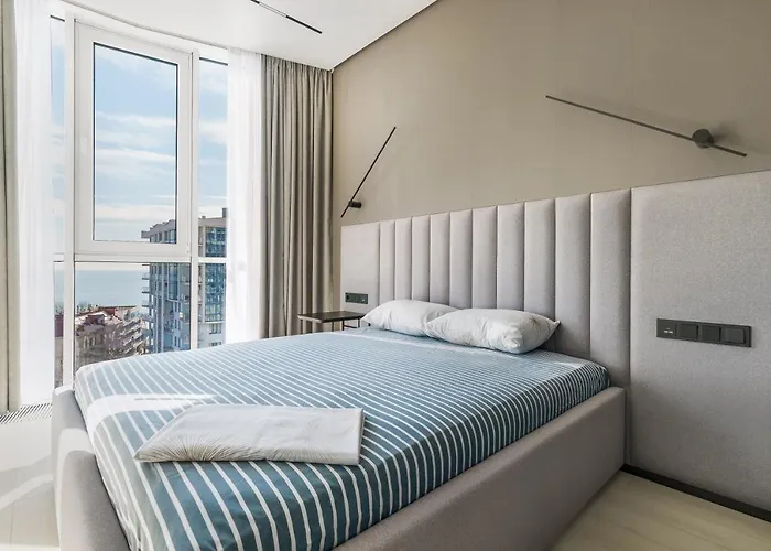 Luxury Waterfront 3-Bedrooms Apartment