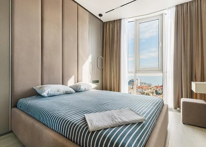 Luxury Waterfront 3-Bedrooms Apartment