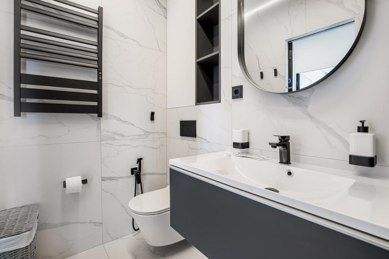 Luxury Waterfront 3-bedrooms Apartment *